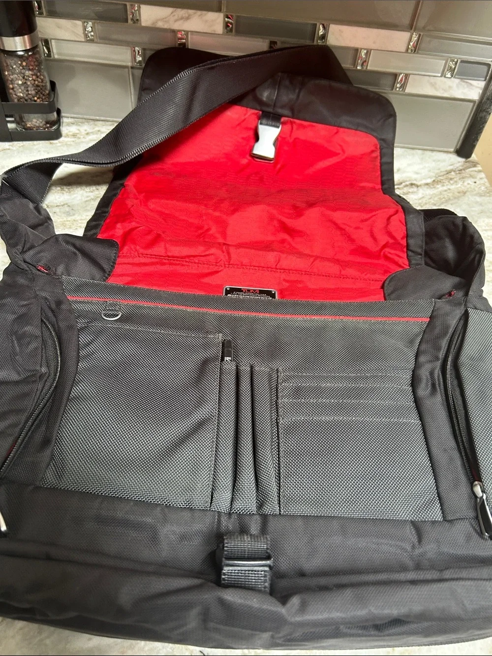 Tumi tech messenger